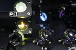 A complex mirror system directs lasers that are used for cell analyzes.