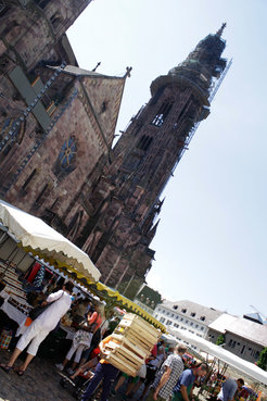 Monday to Saturday is market day around the cathedral. But not only here, also in several districts of Freiburg farmers offer their local food.