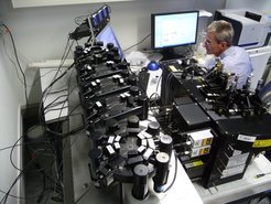 BD Influx Sorter, ein weltweit einzigartiger Prototyp, ausgestattet mit Glasfaseroptik und Oktagon/Trigon-Arrays.