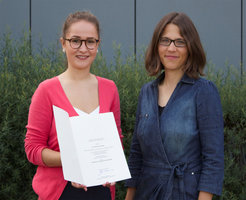 Theresa Cimentepe receives the Trainee Award 2017 of the Max Planck Society. The award was presented on behalf of the MPG president by the head of the administration of the MPI-IE Dr. Vanessa Holzer.