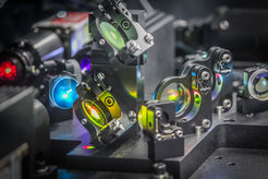 A complex mirror system directs lasers that are used for cell analyzes.