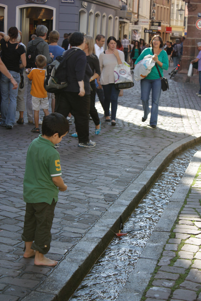 Charakteristikum der Stadt sind die ‚Bächle’, ein Netz aus vielen kleinen Wasserläufen, die die gesamte Altstadt durchziehen. An heißen Sommertagen sieht man viele Menschen, ob alt oder jung, die dort Abkühlung finden. Wer versehentlich in ein Bächle steigt, so die Redensart, wird eine Person aus Freiburg heiraten.