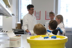 DNA from a banana, fruit flies, and mucosal cells: the young visitors investigated all this in detail.
