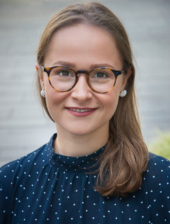 Theresa Cimentepe receives the Trainee Award 2017 of the Max Planck Society. The award was presented on behalf of the MPG president by the head of the administration of the MPI-IE Dr. Vanessa Holzer.