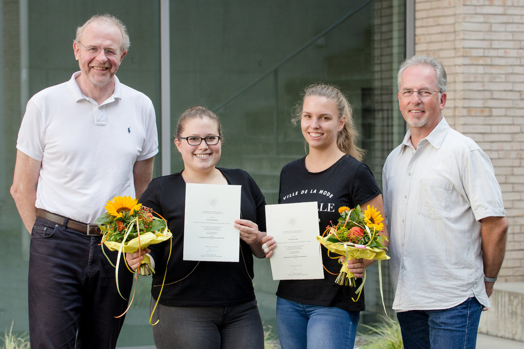 Abb. 1 Azubipreis 2019 am MPI-IE in Freiburg. Thomas Boehm, Sophia Bares, Jule Friehs und Herbert Holz (v.l.n.r) bei der feierlichen Urkundenübergabe.
