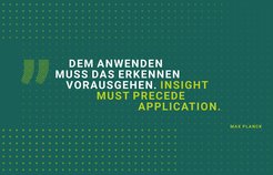 Zweisprachiger Text auf grünem Grund: Dem Anwenden muss das Erkennen vorausgehen. Max Planck
