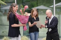Preisverleihung: Alicia Löffler erhält den Trainee-Preis der Max-Planck-Gesellschaft 2023. Der Preis wurde im Namen des MPG-Präsidenten vom geschäftsführenden Direktor Thomas Jenuwein (rechts) und Daniela Moll, Head of Human Resources (links), während des MPI-IE Sommerfestes überreicht.